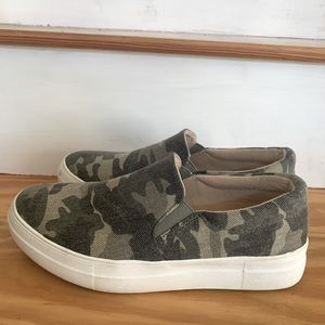 Pink Lily camo slip on sneakers